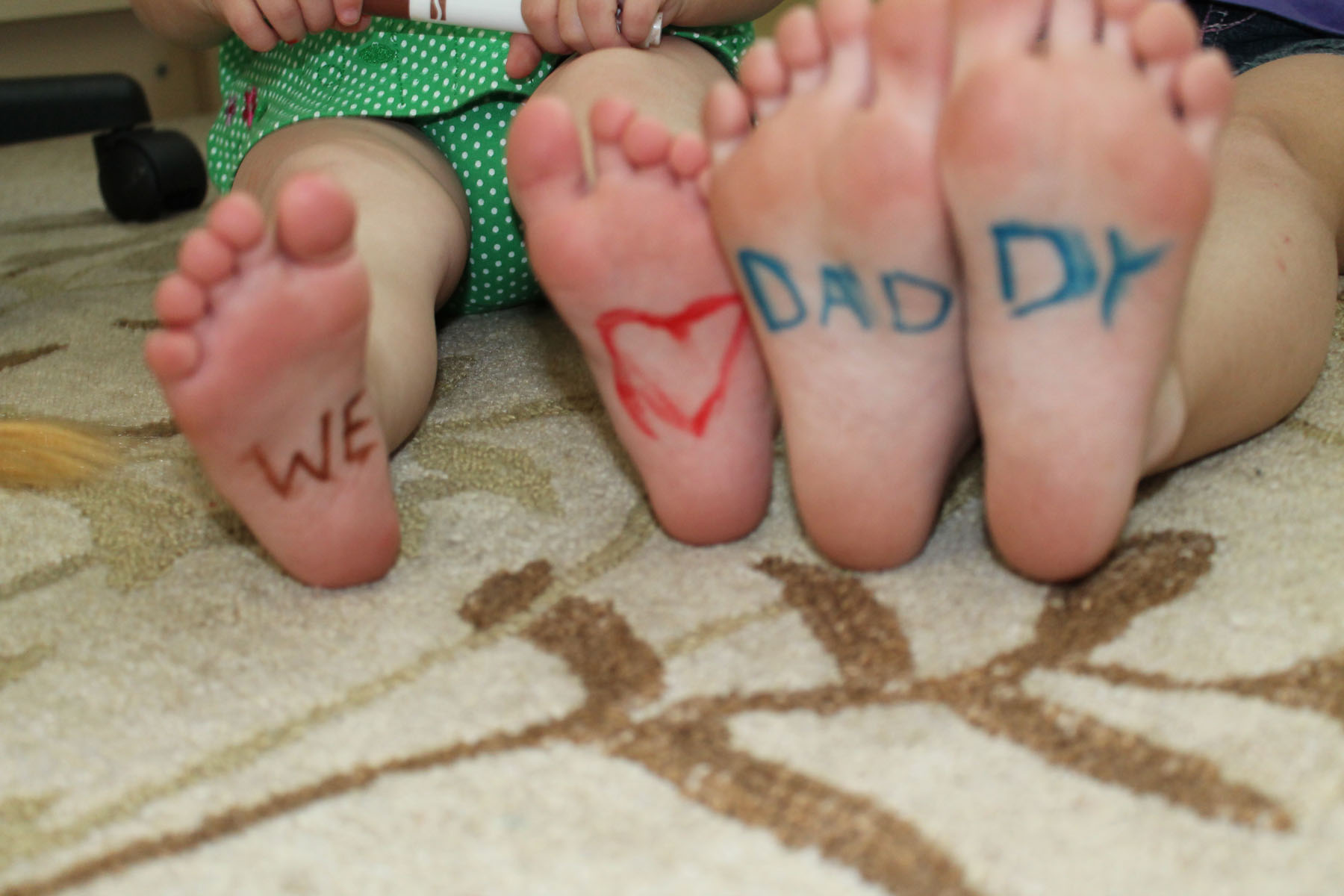 Father S Day Photo Idea We Love Daddy Feet Ipinnedit